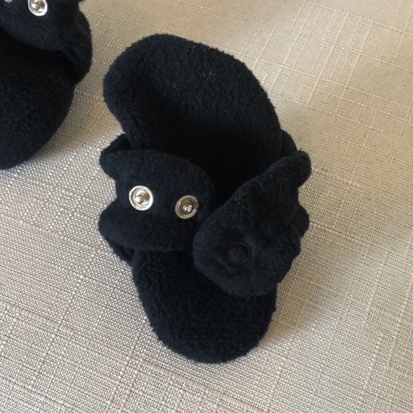 SOLD Zutano 0-3 Month Fleece Snap Bootie Black - Picture 5 of 8